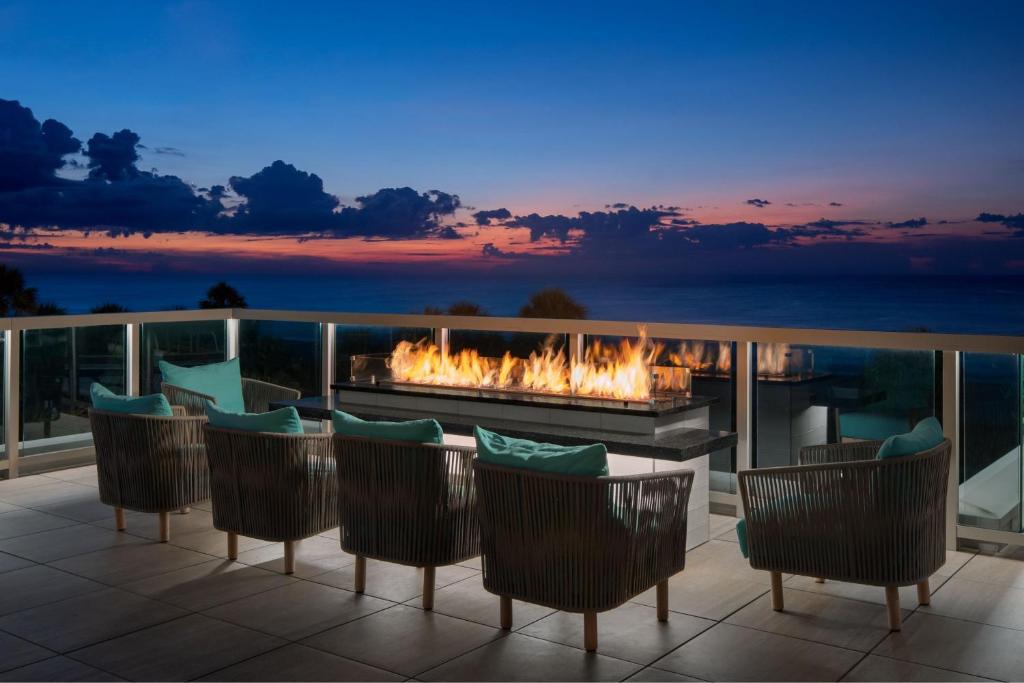 Courtyard by Marriott Myrtle Beach Oceanfront的休息区