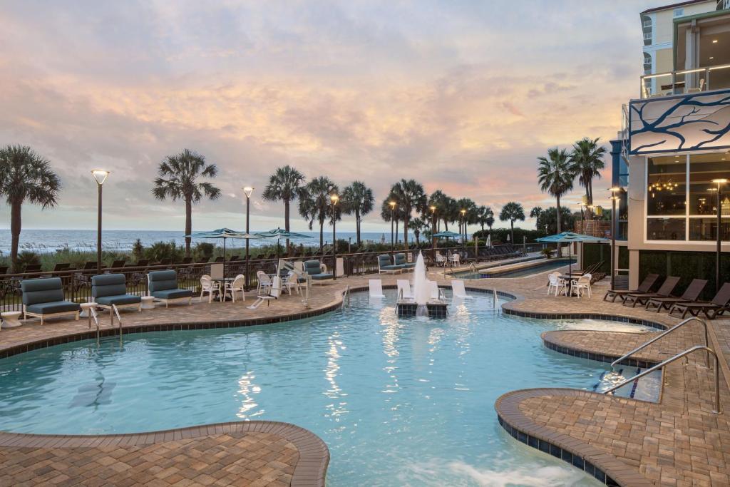 Courtyard by Marriott Myrtle Beach Oceanfront内部或周边的泳池