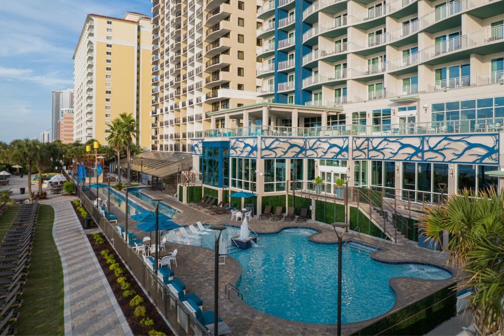 Courtyard by Marriott Myrtle Beach Oceanfront内部或周边的泳池