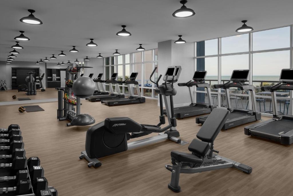Courtyard by Marriott Myrtle Beach Oceanfront的健身中心和&#47;或健身设施