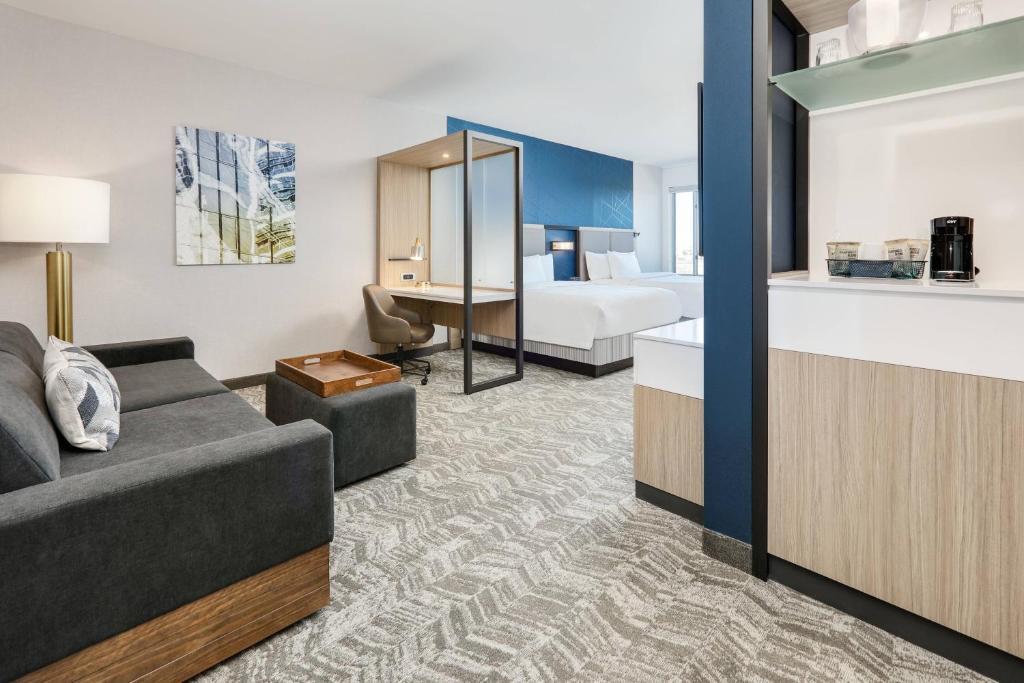 曼斯菲尔德SpringHill Suites by Marriott Dallas Mansfield的酒店客房设有一张沙发和一张床