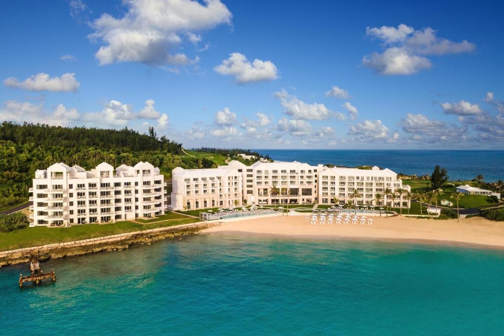 Saint GeorgeThe St. Regis Bermuda Resort的海滩上的度假村的空中景观