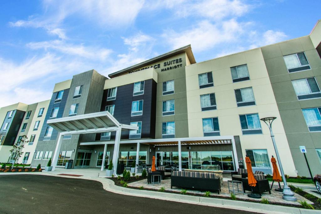 NewburghTownePlace Suites by Marriott Evansville Newburgh的街道上一座大型建筑,有商店