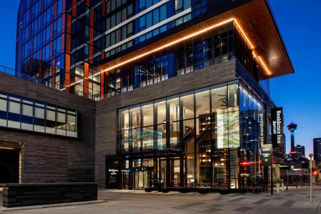 卡尔加里Residence Inn by Marriott Calgary Downtown/Beltline District的一座建筑的侧面有灯