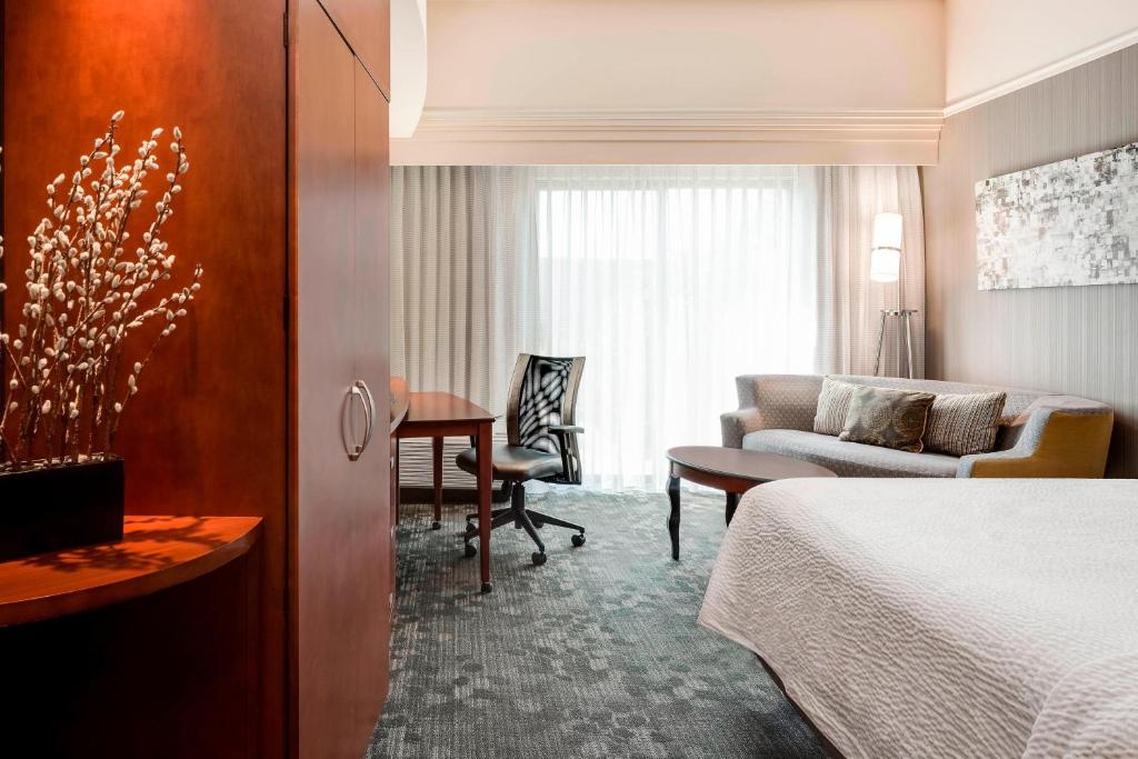 哥伦比亚哥伦比亚万怡酒店的配有一张床和一张书桌的酒店客房