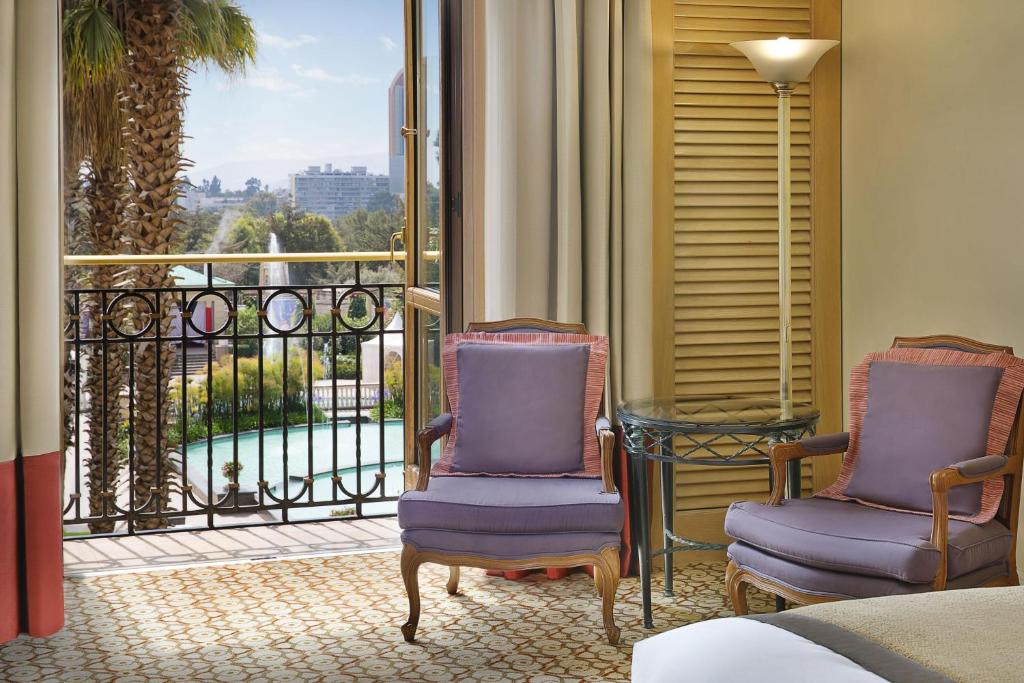 亚的斯亚贝巴Sheraton Addis, a Luxury Collection Hotel, Addis Ababa的客房设有两把椅子和一个美景阳台