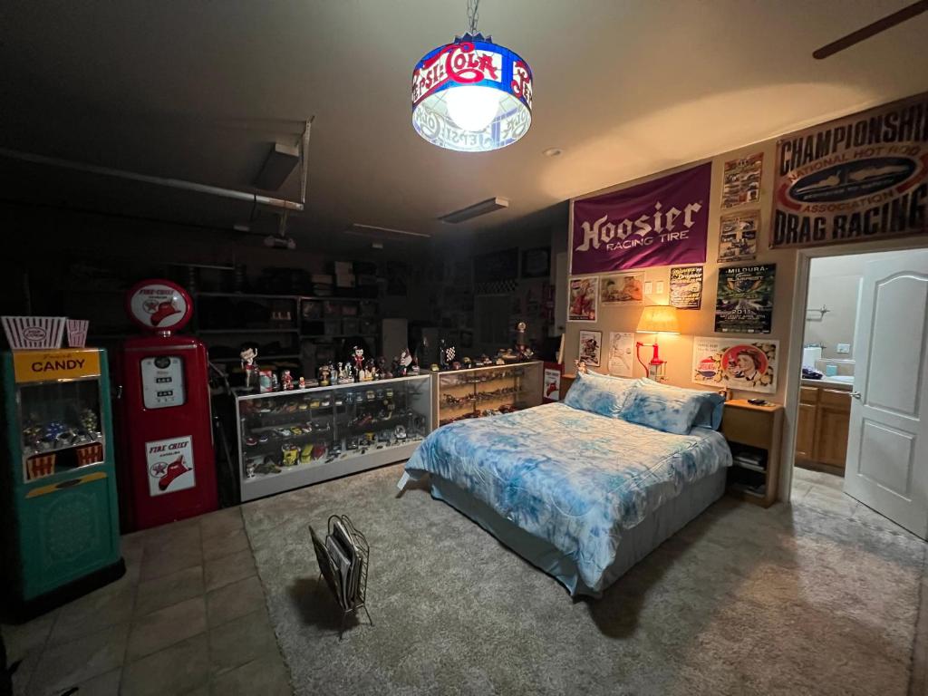 贝克斯菲尔德My Oasis的一间卧室设有一张床和一个玩具店