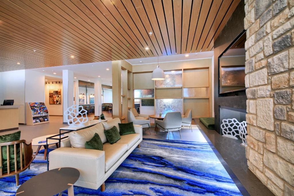 雪松山Fairfield Inn & Suites by Marriott Dallas Cedar Hill的带沙发和石墙的客厅