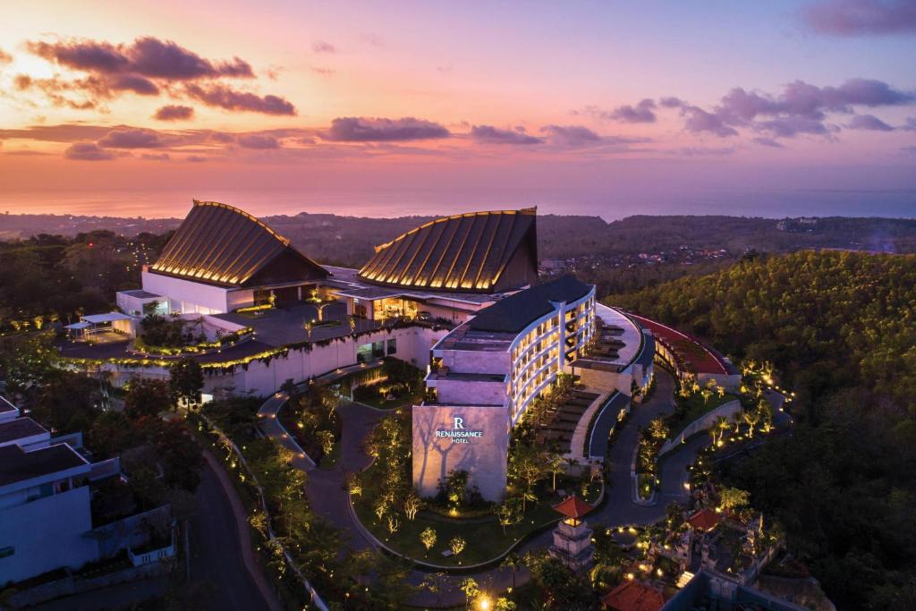 乌鲁瓦图巴厘岛乌鲁瓦图万丽度假酒店及Spa的黄昏时空度假村的空中景观