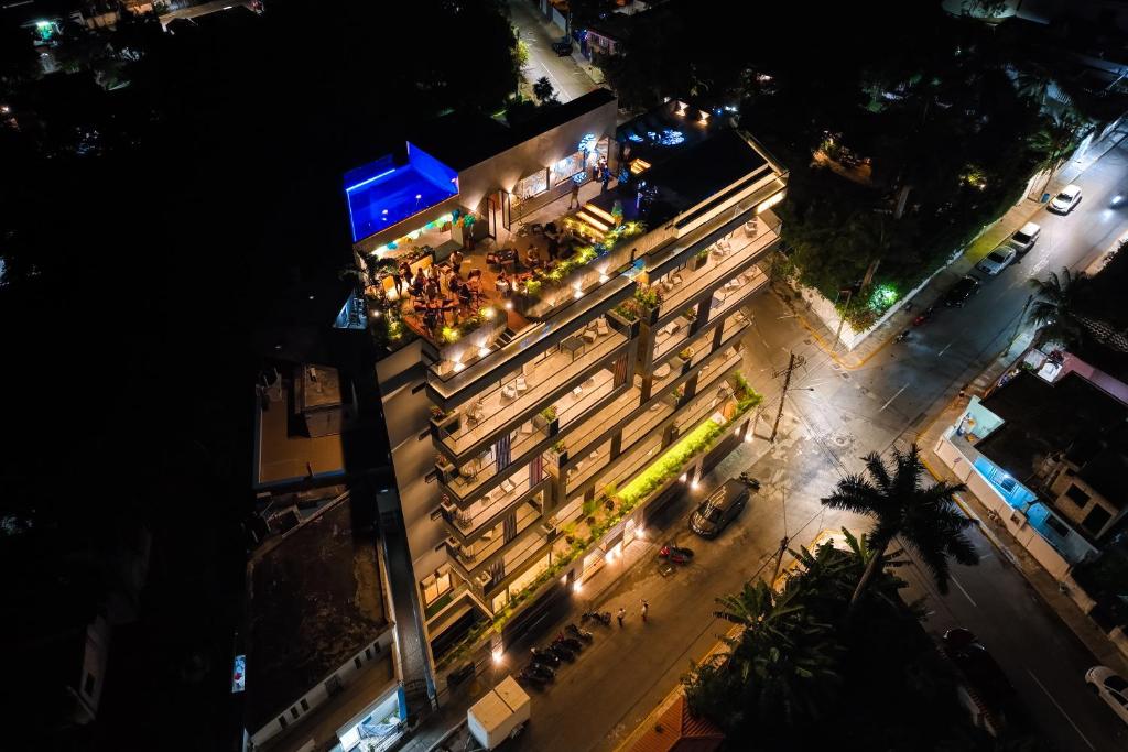 科苏梅尔Kippal - Modern Oasis - ApartHotel的夜间大楼的顶部景色