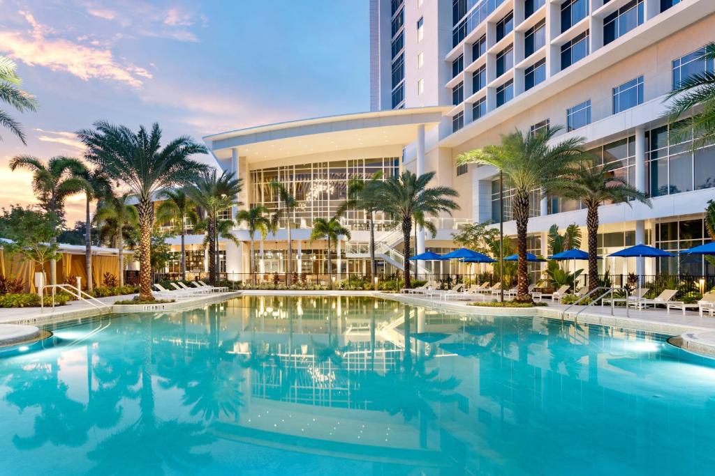 奥兰多JW Marriott Orlando Bonnet Creek Resort & Spa的大楼前的大型游泳池