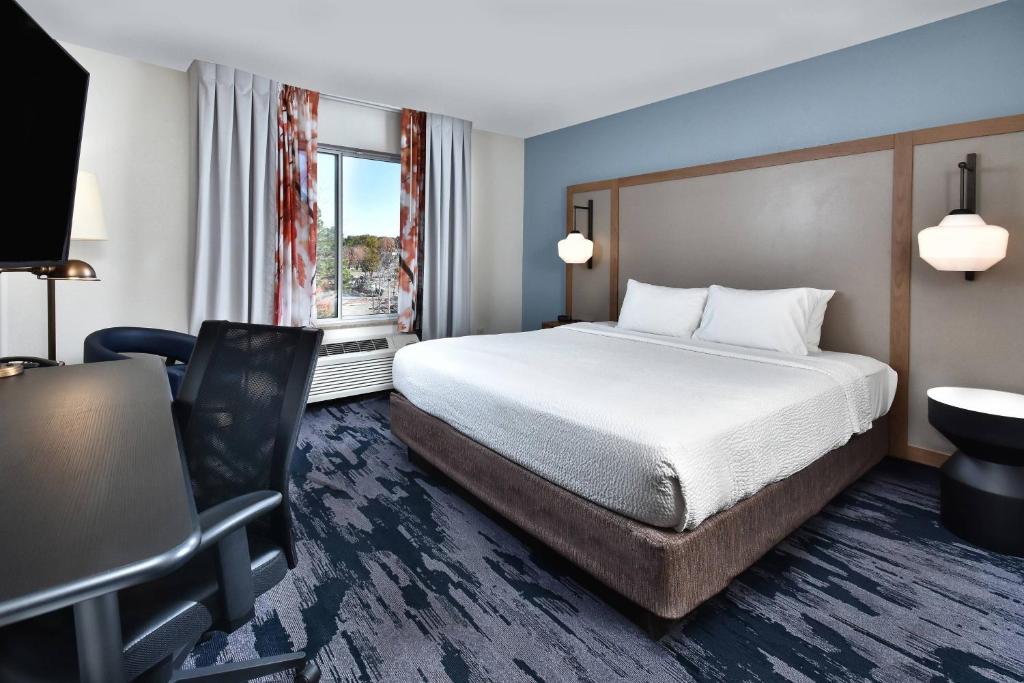 里士满Fairfield Inn & Suites by Marriott Richmond Innsbrook的酒店客房配有一张床、一张桌子和一把椅子。
