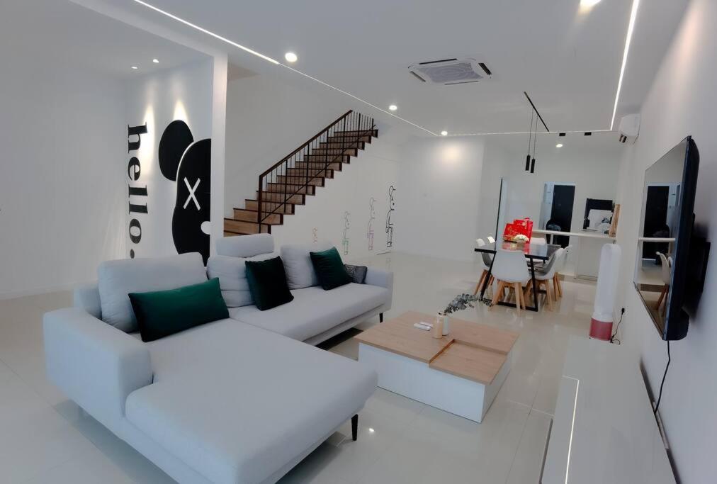 莎阿南H+M Residence [5min]to Setia City Convention的白色的客厅配有沙发和桌子