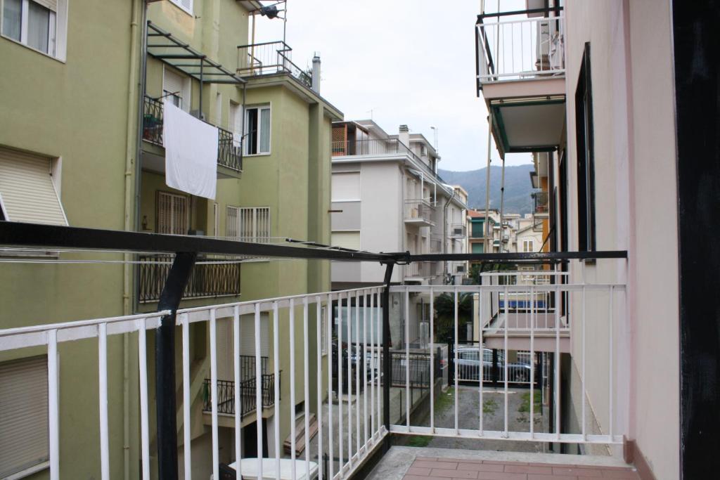 斯波托尔诺Casa Emma 400 mt dal mare的从大楼的阳台上可欣赏到风景
