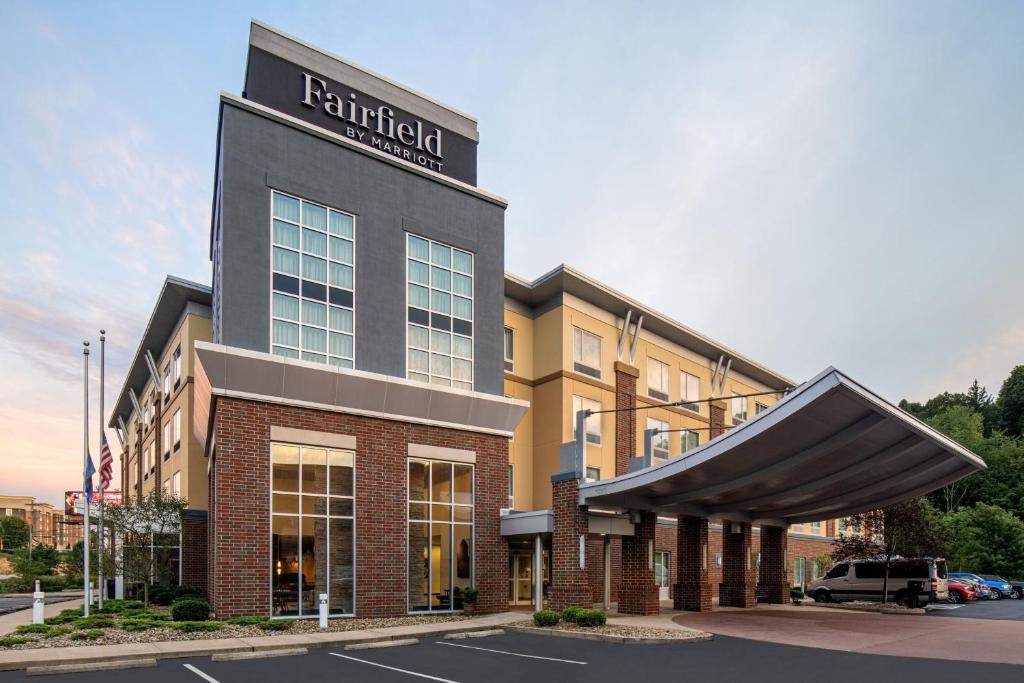 华盛顿Fairfield by Marriott Inn & Suites Washington Casino Area的一座标有酒店标志的建筑