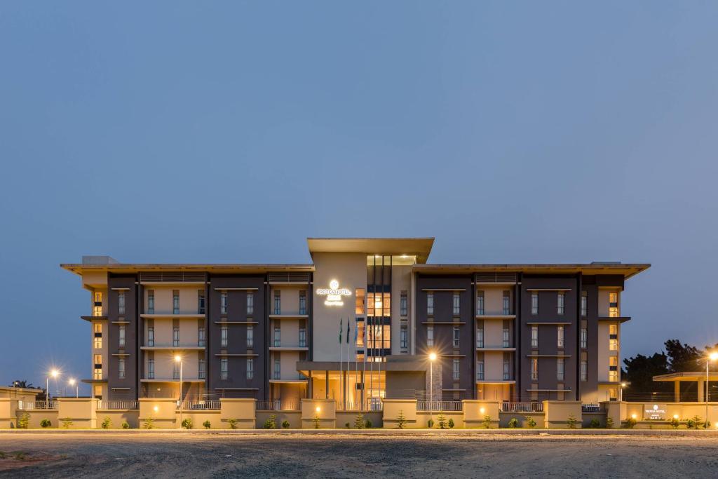 奥韦里Protea Hotel by Marriott Owerri Select的一座带灯光的大型夜间建筑