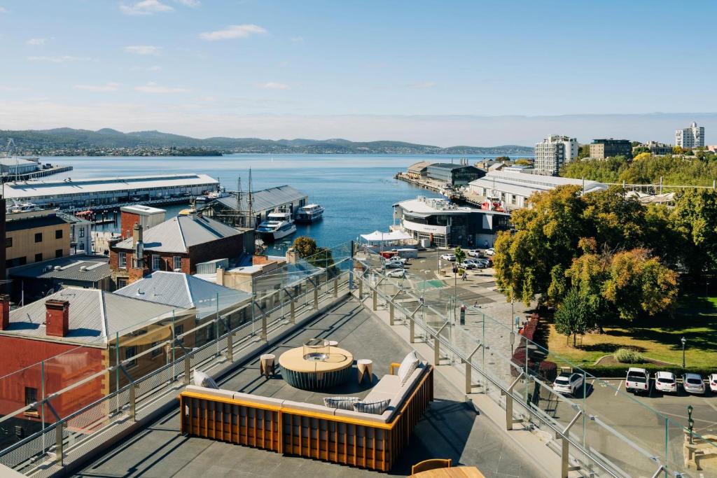 霍巴特The Tasman, a Luxury Collection Hotel, Hobart的享有码头和水中船只的景色
