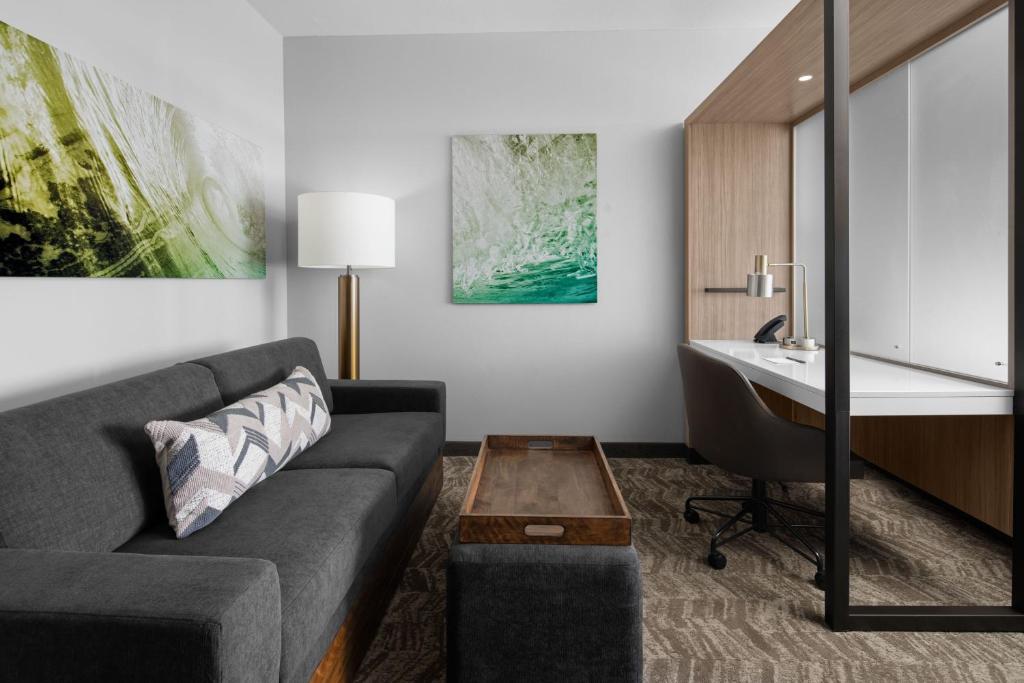 默特尔比奇SpringHill Suites by Marriott Myrtle Beach Oceanfront的带沙发和书桌的客厅