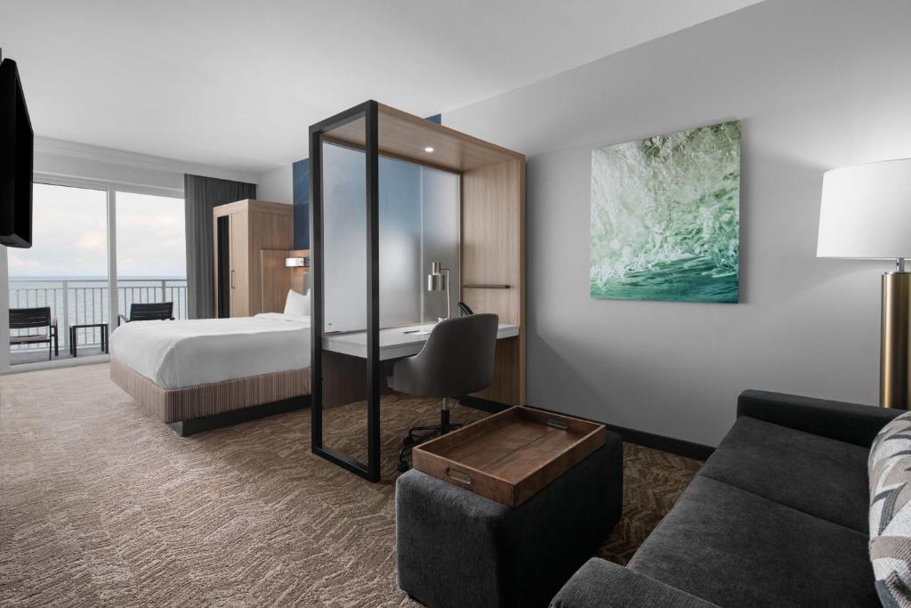 SpringHill Suites by Marriott Myrtle Beach Oceanfront客房内的一张或多张床位
