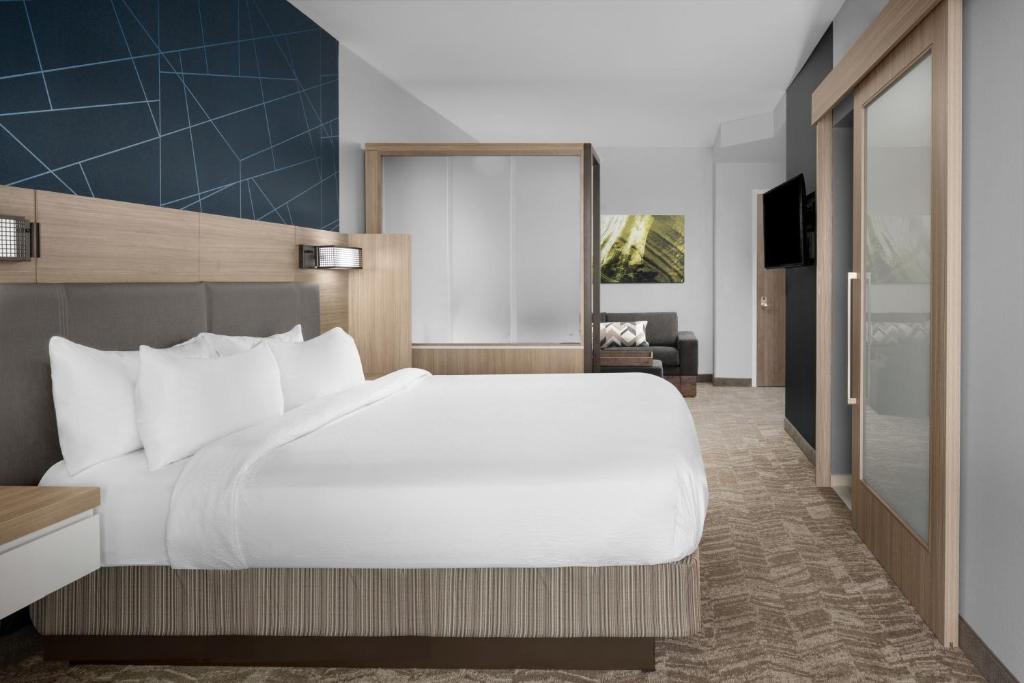 SpringHill Suites by Marriott Myrtle Beach Oceanfront客房内的一张或多张床位