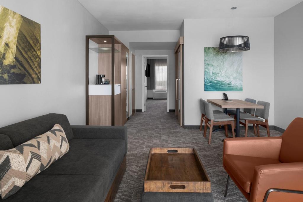 SpringHill Suites by Marriott Myrtle Beach Oceanfront的休息区