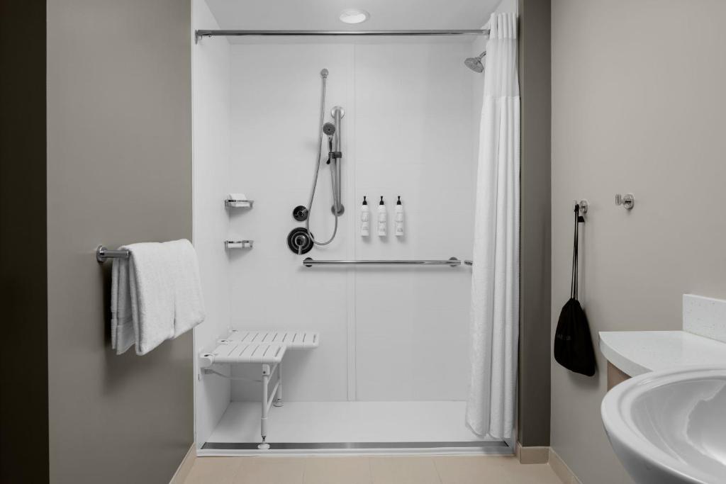 SpringHill Suites by Marriott Myrtle Beach Oceanfront的一间浴室