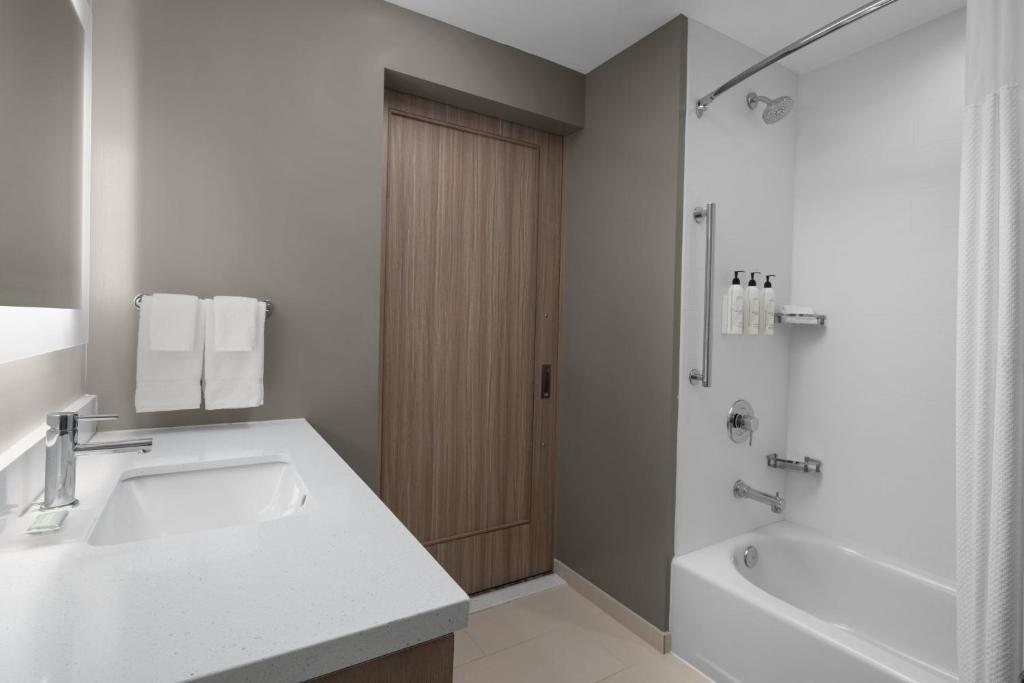 SpringHill Suites by Marriott Myrtle Beach Oceanfront的一间浴室