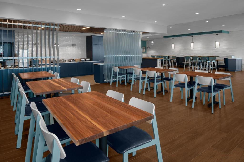 SpringHill Suites by Marriott Myrtle Beach Oceanfront餐厅或其他用餐的地方