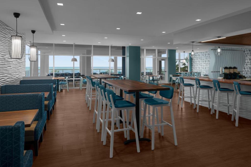 SpringHill Suites by Marriott Myrtle Beach Oceanfront餐厅或其他用餐的地方