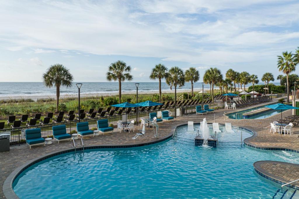 SpringHill Suites by Marriott Myrtle Beach Oceanfront内部或周边的泳池