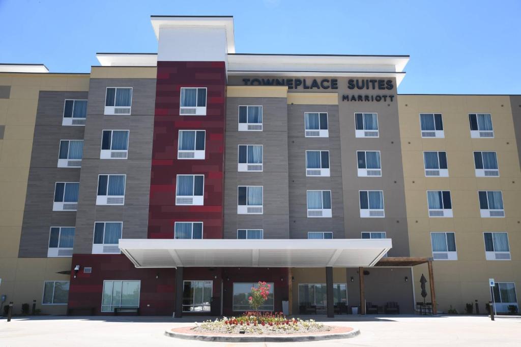 堪萨斯城TownePlace Suites Kansas City At Briarcliff的进入酒店入口的 ⁇ 染