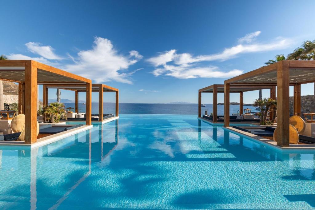 奥诺斯米科诺斯圣玛丽娜豪华精选度假酒店的海景游泳池