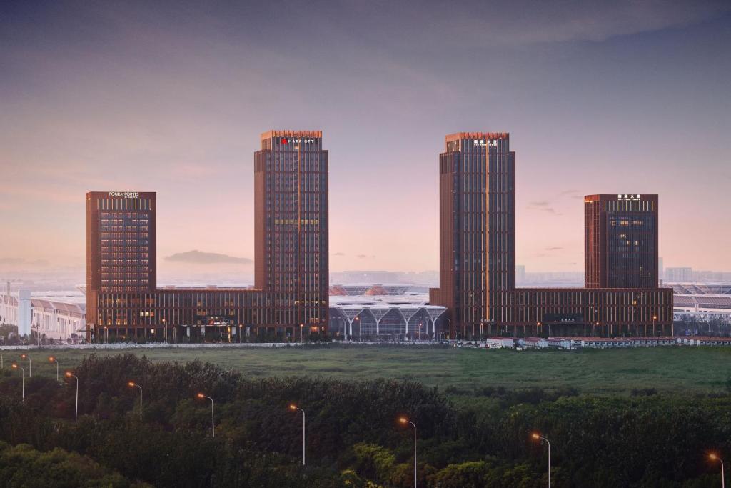 天津国家会展中心天津万豪酒店的城市中一群高大的建筑