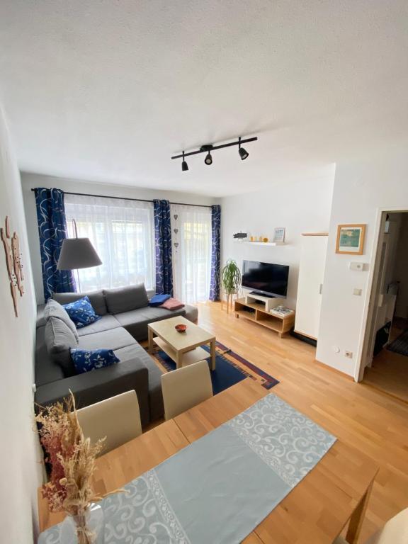 山麓布伦cozy apartment close to vienna的客厅配有沙发和桌子