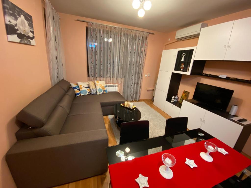 索非亚Mia's Apartment, Stylish One Bedroom Suite的带沙发和红色桌子的客厅