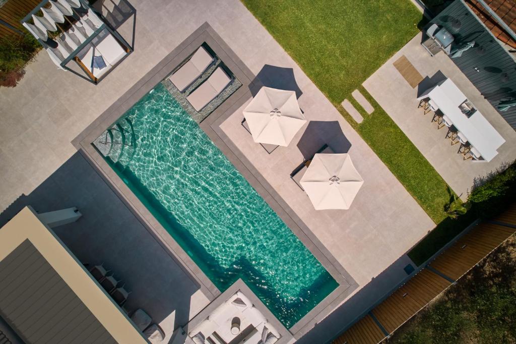 基普塞利Villa Fabiana的享有带遮阳伞的游泳池的顶部景致