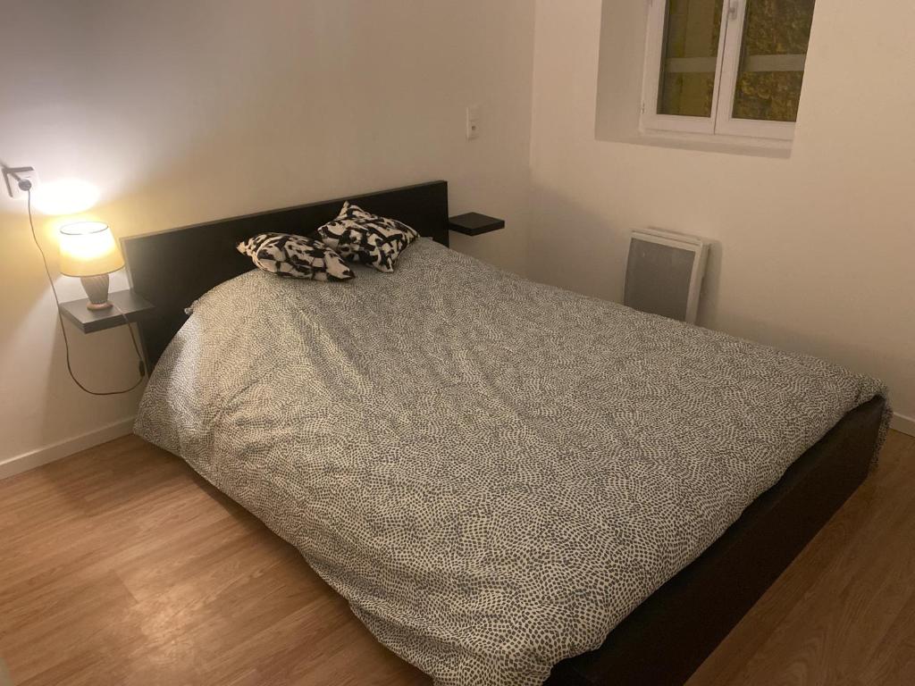 MontblancMaison Montblanc的一间卧室配有一张带两个枕头的床