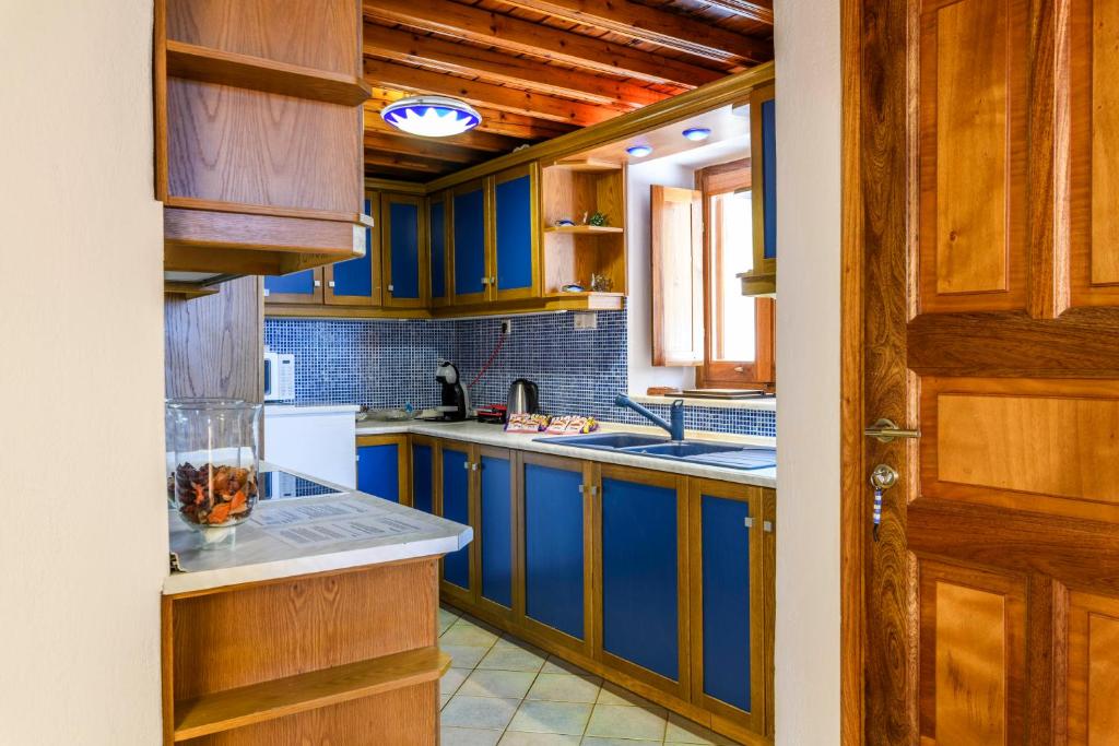 米克诺斯城Dimele的厨房配有蓝色橱柜和白色冰箱
