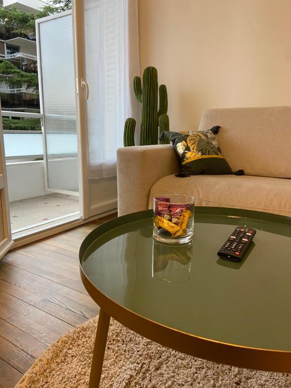 沙马列尔Fresh&Relax的客厅配有咖啡桌和沙发