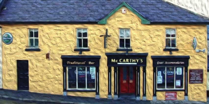 Knockhill and DrinaghMcCarthy's Westport的一座黄色的大建筑,设有红色的门