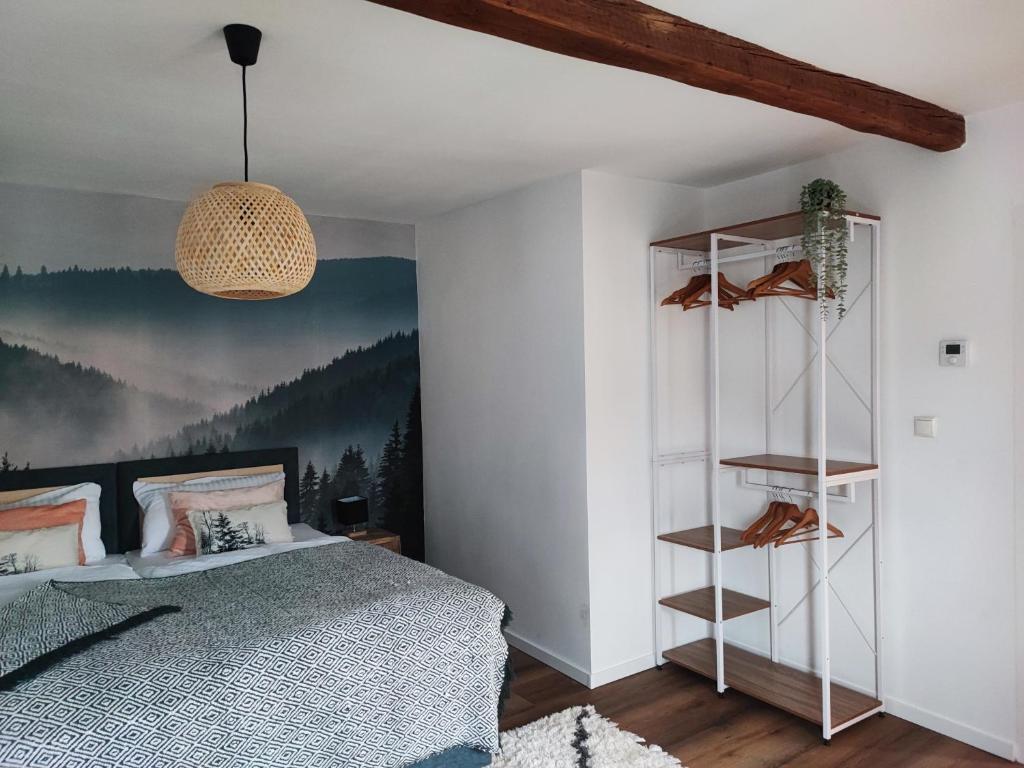 拜罗伊特Elias im Landhausstil的一间卧室,配有一张床铺和一张森林海报