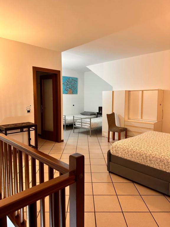 casa nonna Rica的酒店客房设有一张床和一个阳台。