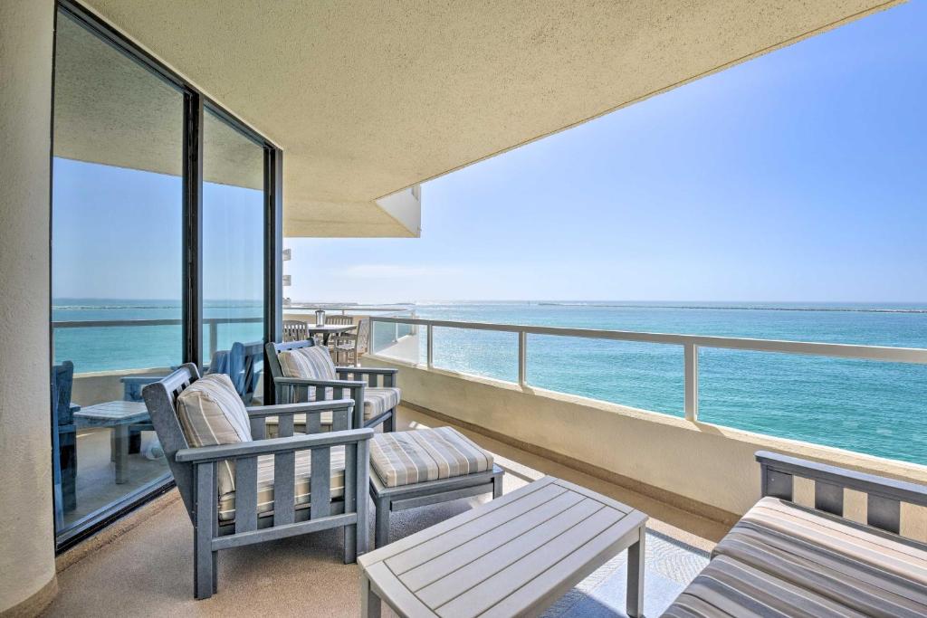 德斯坦Gulf View Destin Condo with Resort Pool and Spa!的一个带桌椅的海景阳台
