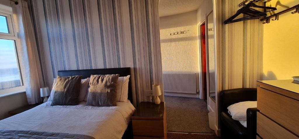 布莱克浦海洋湾旅馆的酒店客房设有一张带窗户的床。