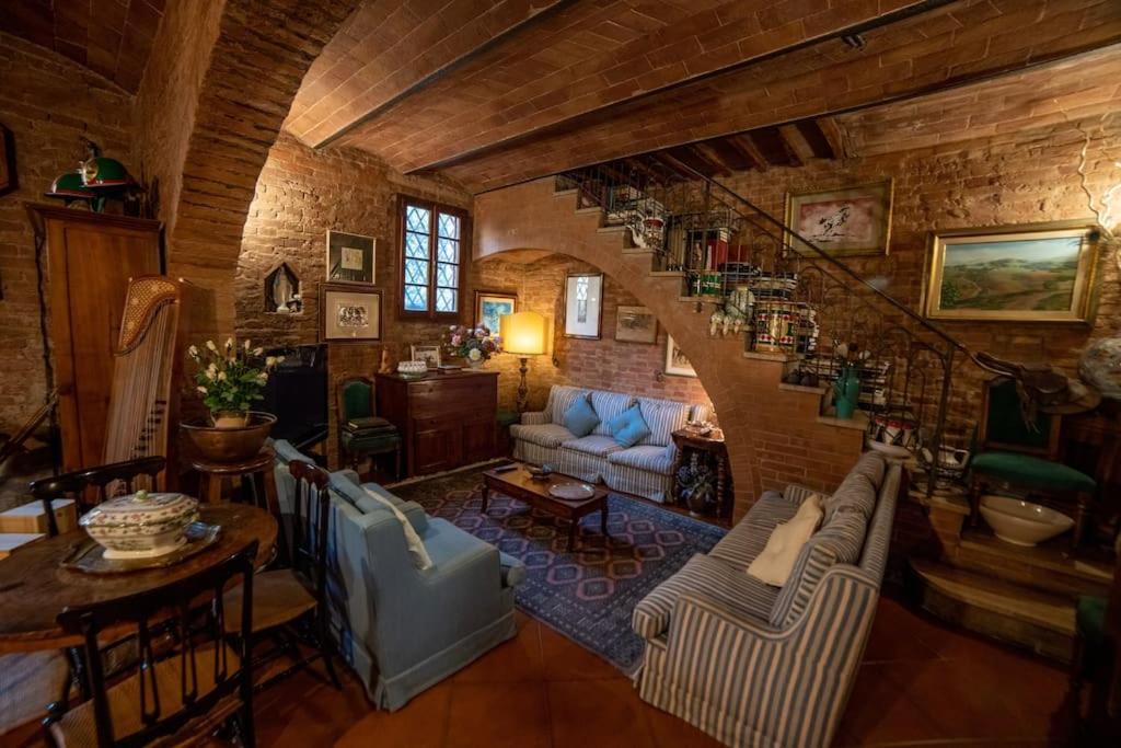 锡耶纳Casa Lazzaro al centro di Siena的房屋内带楼梯的客厅