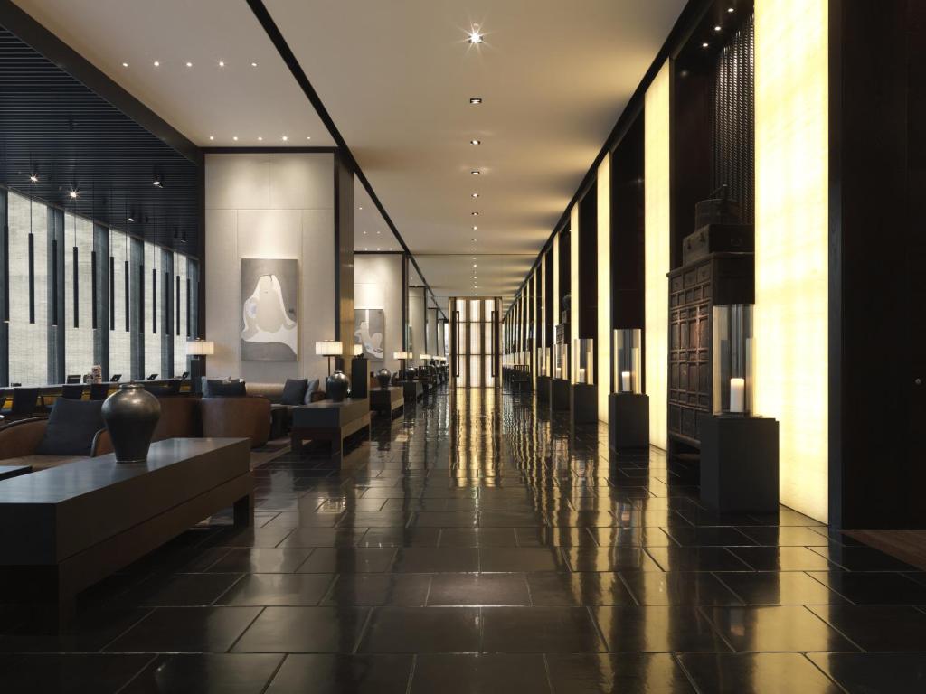 上海上海璞丽酒店的大堂设有长长的走廊,配有长沙发和桌子