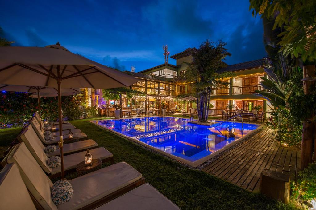 普拉亚多Refúgio da Vila Boutique Hotel & SPA的庭院中带游泳池的房子