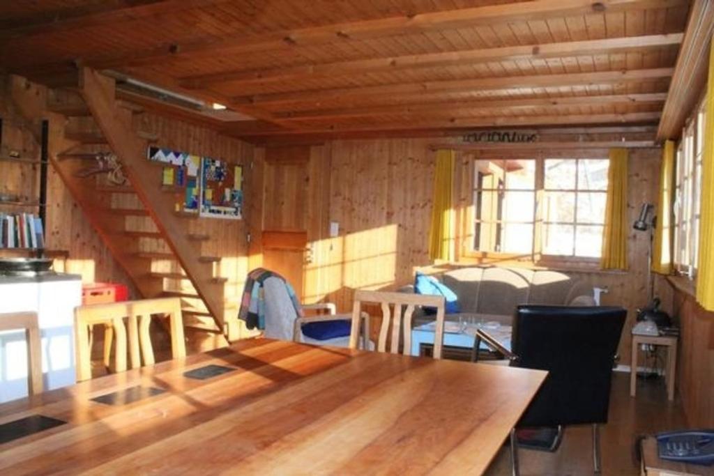 MattGfell的客房设有木桌和楼梯。