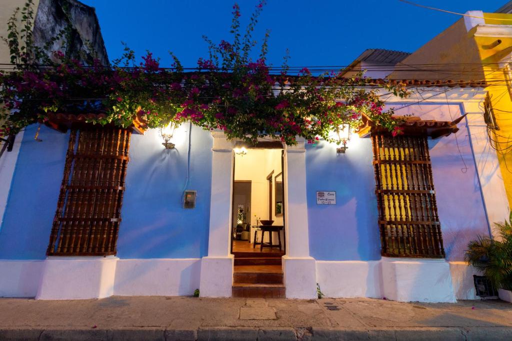卡塔赫纳Casa Pedro Romero的白色房子外墙上花卉