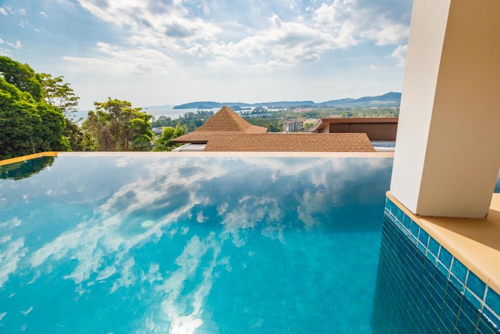 奥南海滩Andakiri Private Pool Villa Sea View的享有天空美景的游泳池